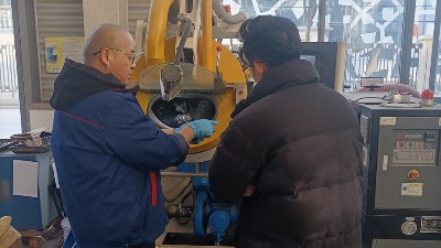 油封噴涂客戶到訪考察油封自動滾噴機 產品打樣