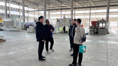 電池蓋帽客戶來訪考察鏈式噴膠機、滾噴設備