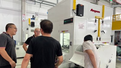 浙江橡膠減震老客戶到訪 參觀新型鏈式外圓滾膠機
