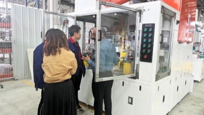印度橡膠減震汽車襯套客戶 參觀襯套自動噴涂設備