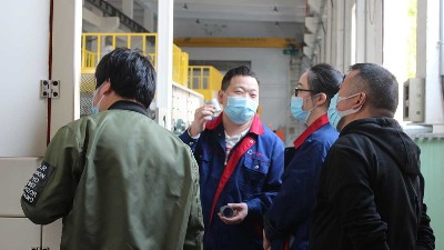 襯套客戶來訪涂膠機(jī)打樣，并參觀濕氏噴砂磷化線