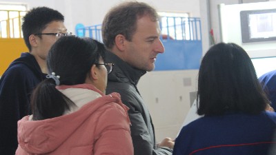 西班牙客戶慕名而來，參觀安捷倫自動(dòng)滾膠機(jī)、滾噴機(jī)！