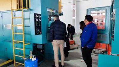 法國汽車橡膠減震客戶到訪 考察安捷倫鏈式噴膠機