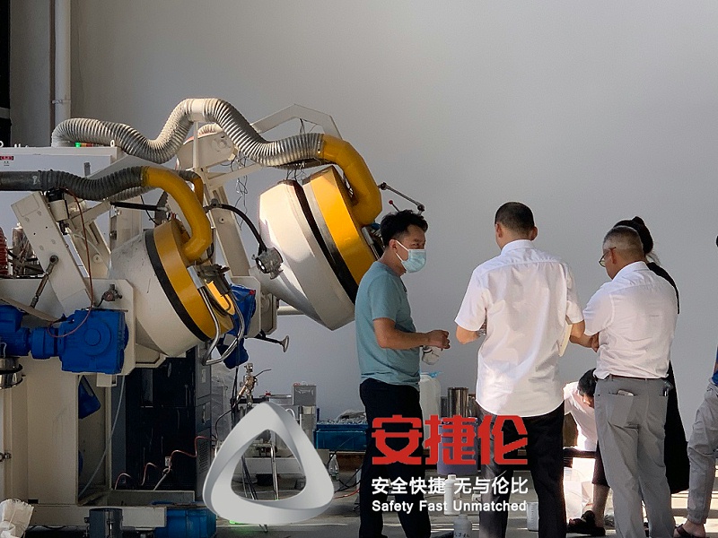 上海客戶參觀噴膠機、滾噴機 (4)