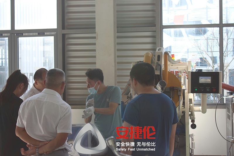 上海客戶參觀噴膠機、滾噴機 (2)