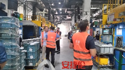 大連、巴西、臺灣客戶參觀安捷倫橡膠減震自動噴膠機