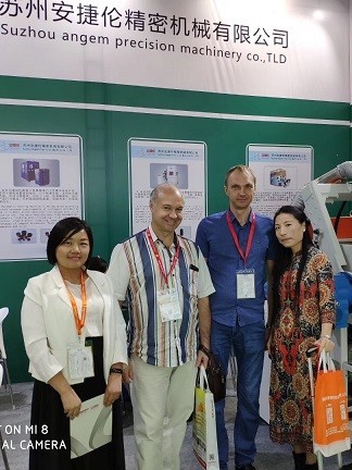 安捷倫-2019年中國國際橡膠技術展與國外客戶合影