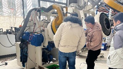 【滾噴機(jī)打樣】天津鐵路運(yùn)輸設(shè)備配件客戶到訪--自動(dòng)滾噴機(jī)打樣