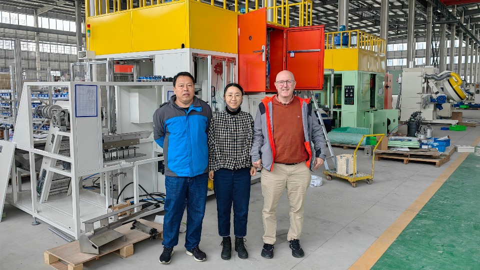 剛訂購了自動滾膠機(jī)的加拿大橡膠制品客戶，來訪參觀安捷倫工廠