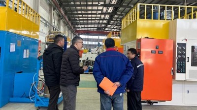江蘇汽車零部件客戶 現場驗收減震器骨架噴膠機
