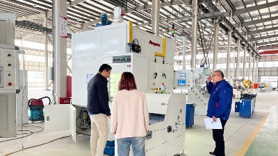 美國客戶驗收橡膠減震鏈?zhǔn)綕L膠機(jī) 考察涂裝磷化廢氣處理設(shè)備