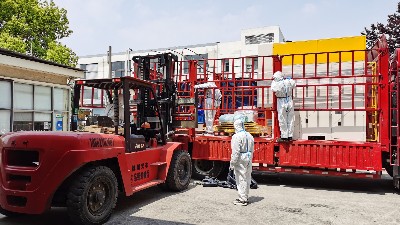 自動(dòng)噴膠機(jī)按時(shí)發(fā)貨，穿著防護(hù)服發(fā)貨的小伙伴們辛苦了！