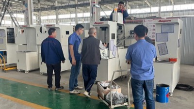 紹興汽車零部件客戶到訪，參觀減震器襯套縮徑機