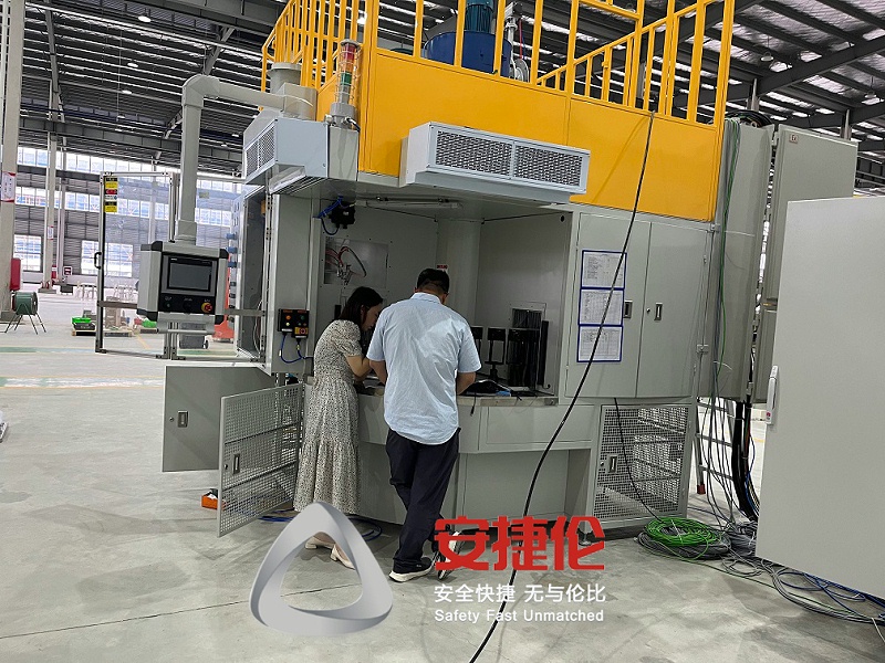 客戶驗收噴膠機