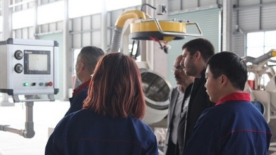伊朗紐扣客戶到訪安捷倫參觀自動滾噴機(jī)